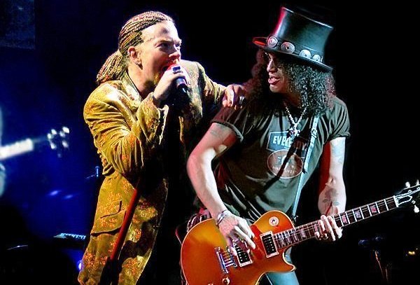 Axl Rose Larang Kaos Bergambar Slash Hadir di Konser GNR
